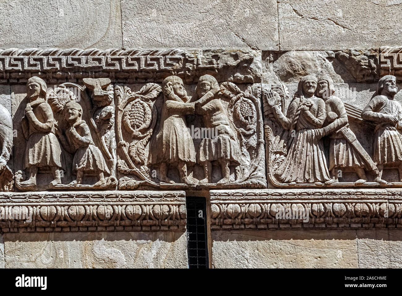Italien Emilia Romagna Fidenza Kathedrale - Externes BAS-Rilief - Geschichten von Berta, Milone und Rolandino Stockfoto