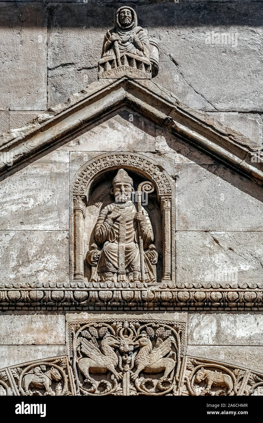 Italien Emilia Romagna Fidenza Kathedrale - Externe - richtige Portal, acroterion mit der Figur des Raimondinus vilis (die bescheidenen Raimondinus) und Erzpriester der San Donnino Stockfoto