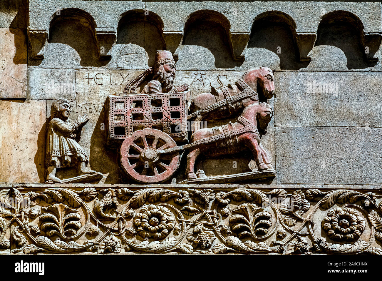 Italien Emilia Romagna Fidenza Kathedrale - Externes BAS-Rilief - die Episode des Propheten Elia in den Himmel transportiert Stockfoto