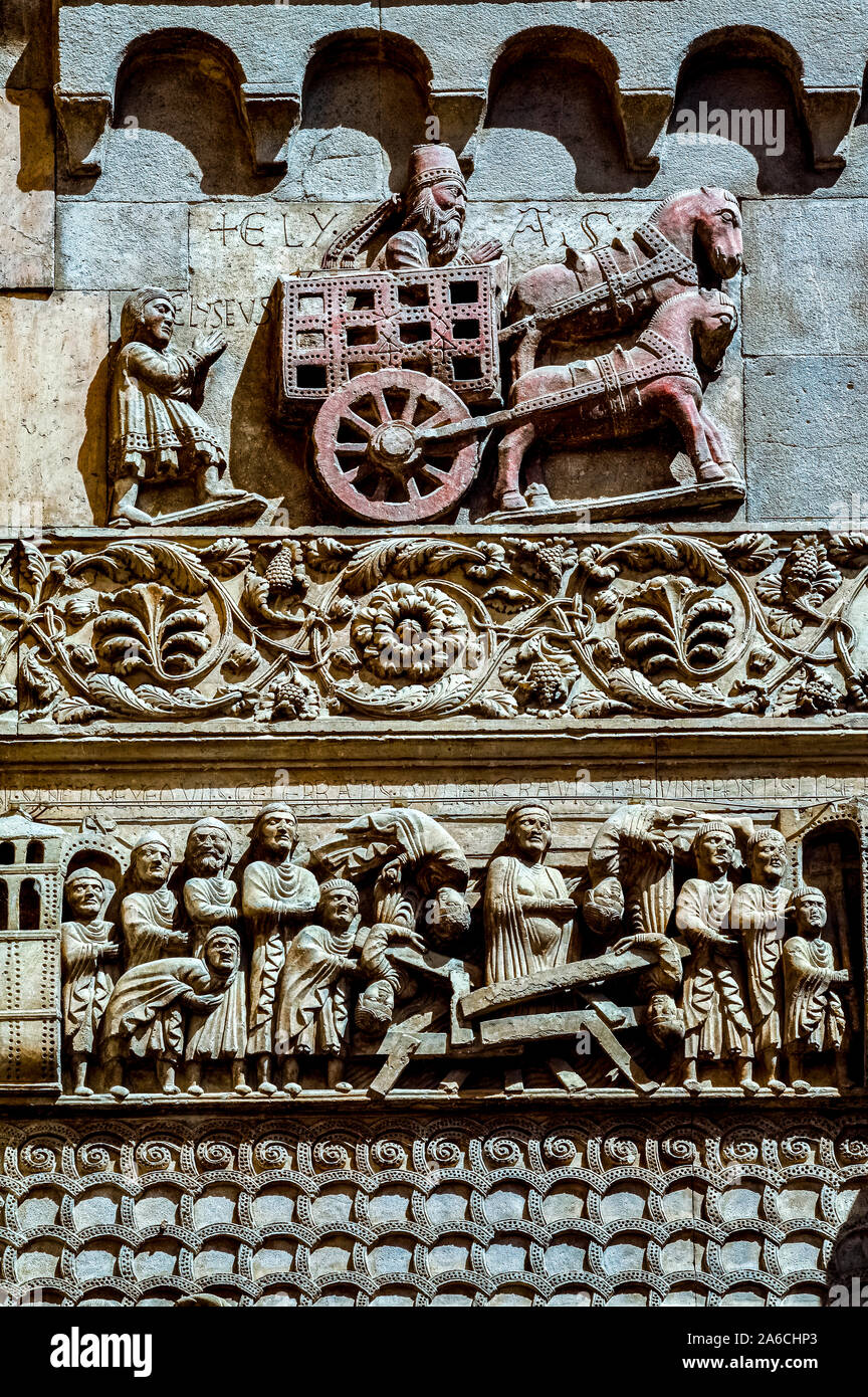 Italien Emilia Romagna - Fidenza San Donnino Kathedrale - Externe - oben - er Episode des Propheten Elia, transportiert in den Himmel-unter-bas-relief mit dem Wunder der schwangeren Frau auf der rechten Seite des zentralen Portal der Kathedrale Stockfoto