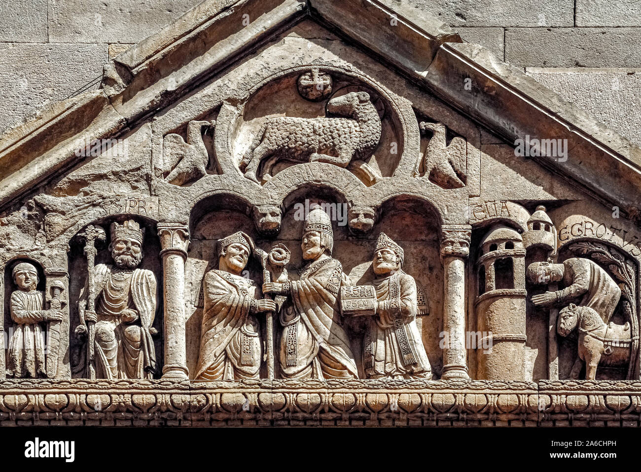 Italien Emilia Romagna Fidenza Kathedrale - Externes BAS-Rilief - Auf der linken Seite Carlo Magno, in der Mitte Papst Adriano II. Stockfoto
