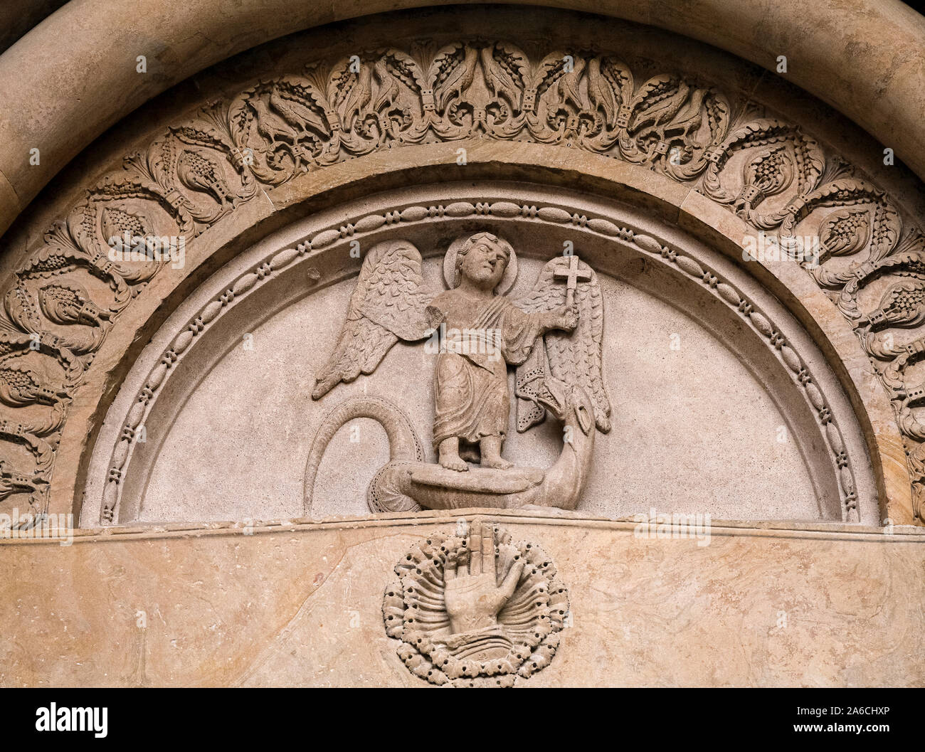 Italien Emilia Romagna - Fidenza San Donnino Kathedrale - Externe - St. Michael, der Erzengel, die Niederlagen der Teufel (lunette des rechten Portal) Stockfoto