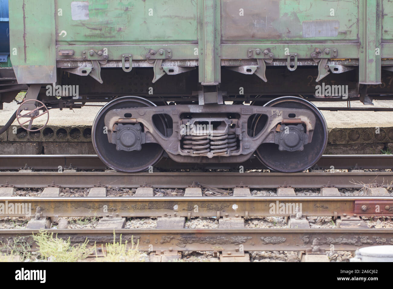 Ein paar Räder von einem Güterzug in der Nähe am Bahnhof Stockfoto