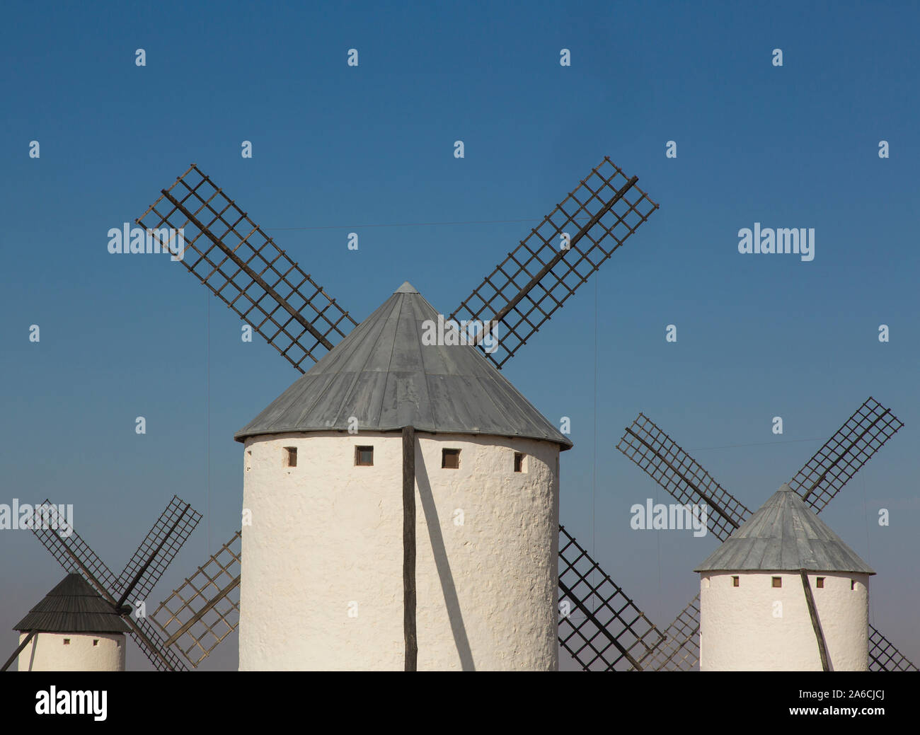 Drei Windmühlen gegen den blauen Himmel in Alcázar de San Juan, Spanien Stockfoto