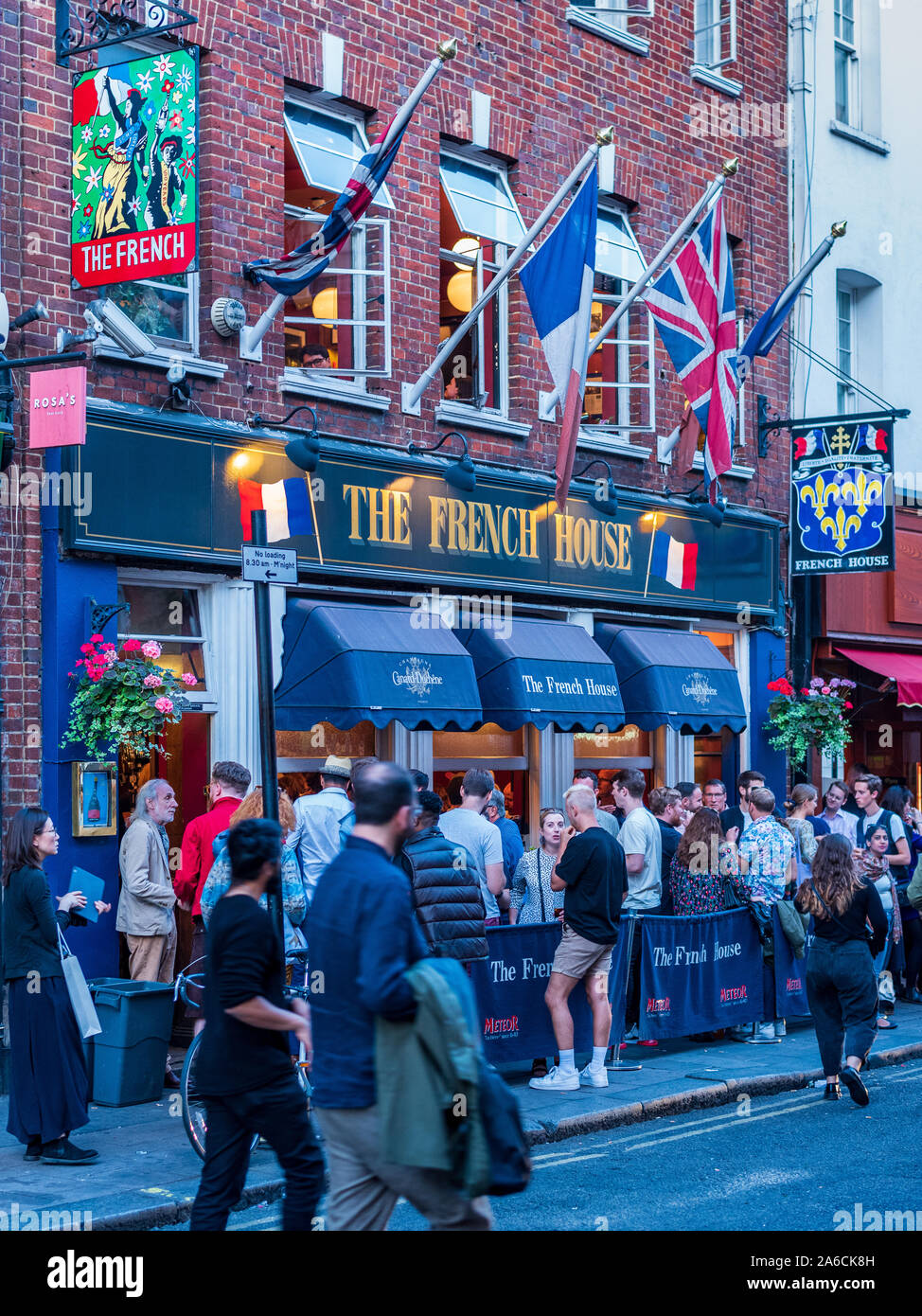 Die französischen Haus Soho London - Der berühmte Französische House Pub bei 49 Dean Street, Soho, London, bekannt als Treffpunkt der Künstler und Schriftsteller. Stockfoto