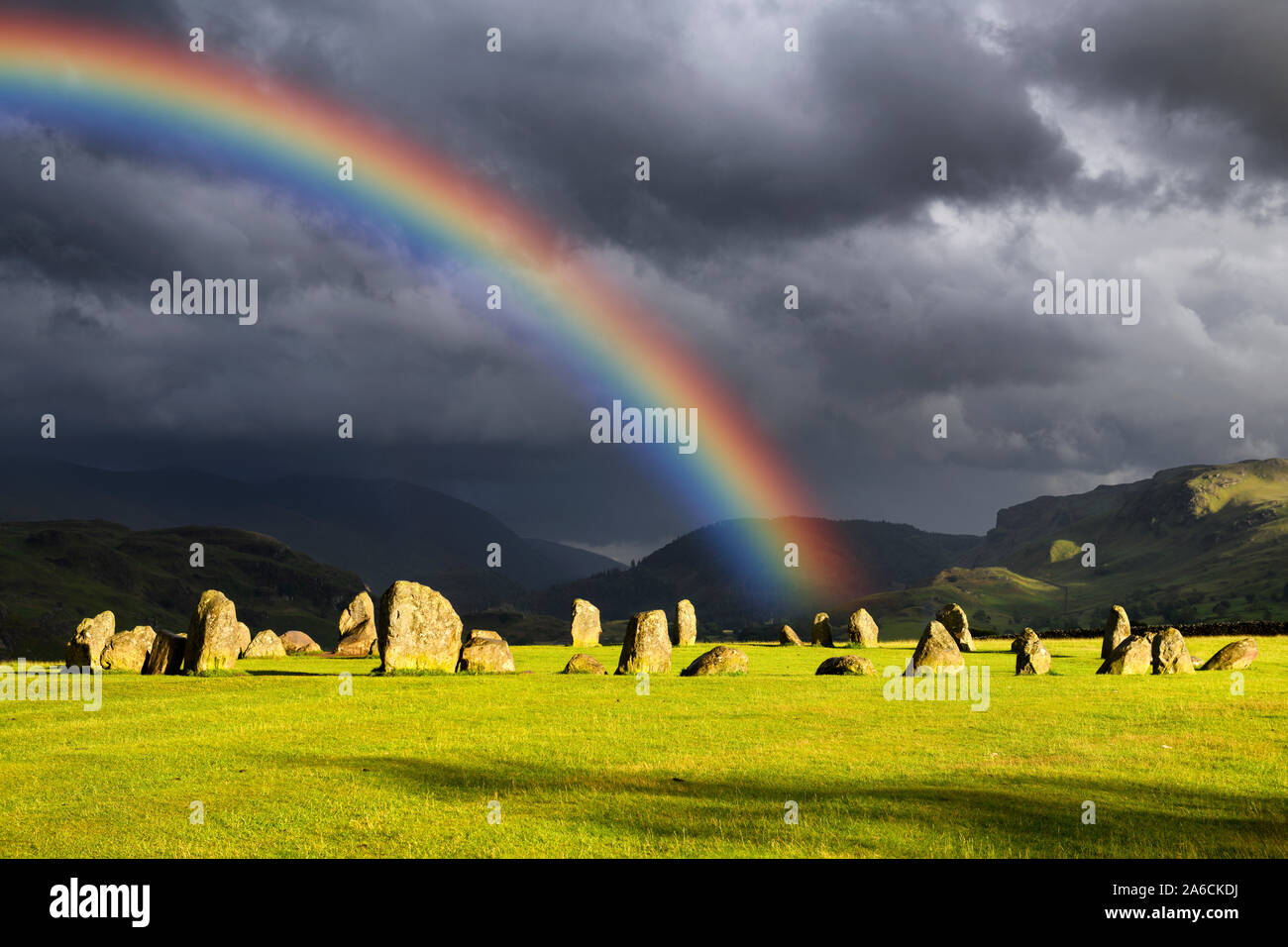 Regenbogen über Castlerigg Steinkreis auf sommersonnenwende Eva mit Sonne und Wolken in Cumbrian Mountains Lake District Keswick England Stockfoto