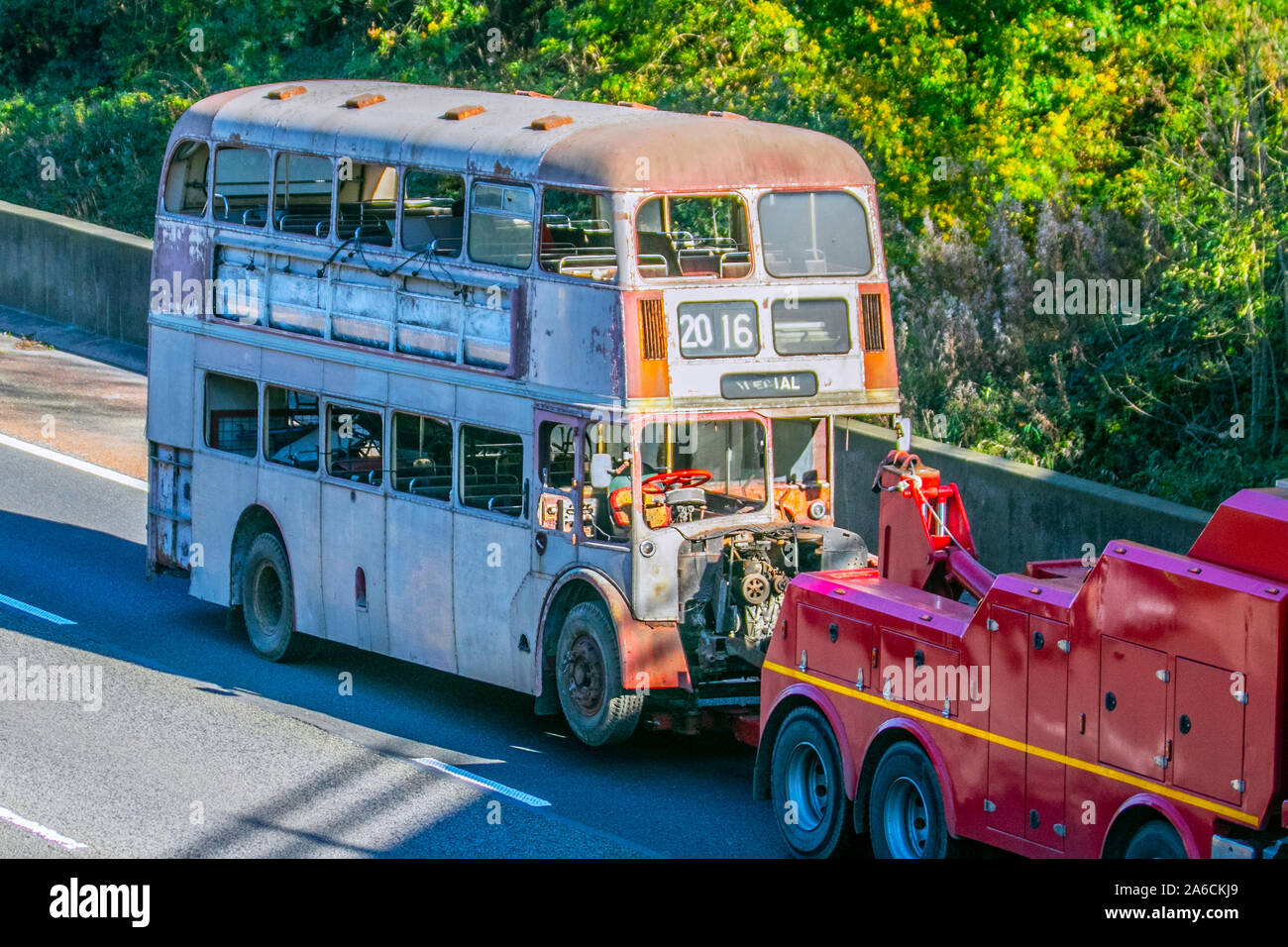 50er Jahre-Ära Autos Scheune Garage finden Fahrzeug Restaurierung Projekt; Vintage-Bus auf Auto-Anhänger für die Restaurierung geschleppt. UK Fahrzeug Verkehr verkommen Zustand, seltene Sammelgut vintage klassischen Transport, vintage, alte Busse, Klassiker in nördlicher Richtung auf der 3-spurigen Autobahn M6. Stockfoto