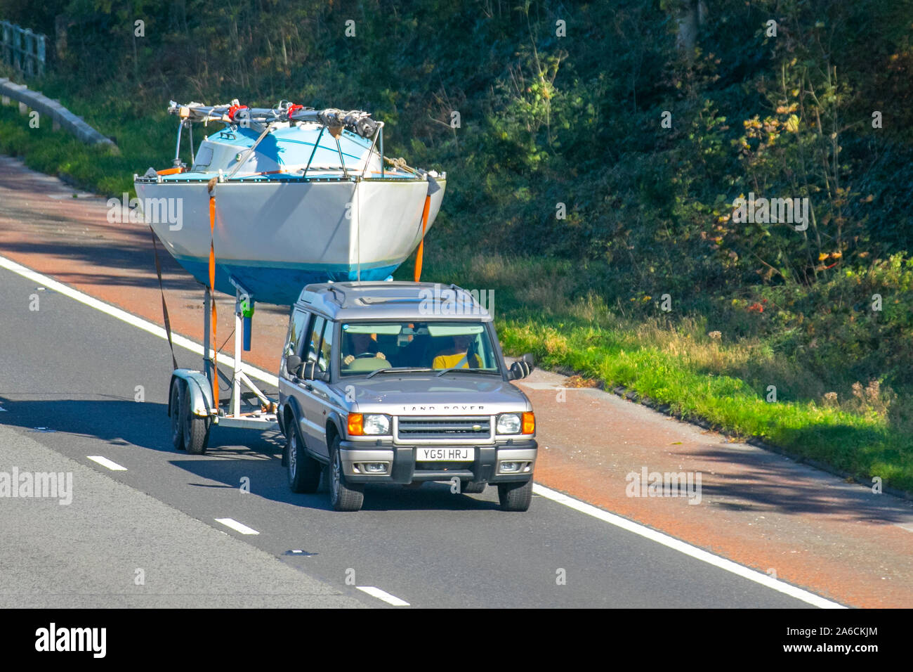 Großer Yacht-Rumpf auf Bootstransportanhänger, 2001 Land Rover Discovery Td5 GS Saloon Cars, Schleppen Yacht-Anhänger in südlicher Richtung auf der dreispurigen Autobahn M6. Stockfoto