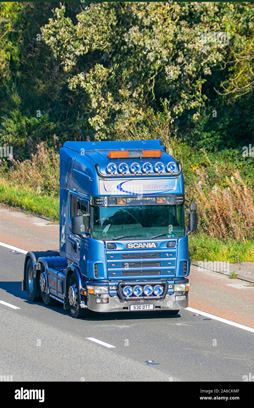 Blue Scania R144 LA 6X2 530 TSXC Traktoreinheiten; Speditions-Lieferwagen, LKW, Transport, LKW, Fracht, Fahrzeug, Lieferung, gewerblicher Transport, Industrie, Schottland Supply Chain Frachten, am M6 in Lancaster, Großbritannien Stockfoto