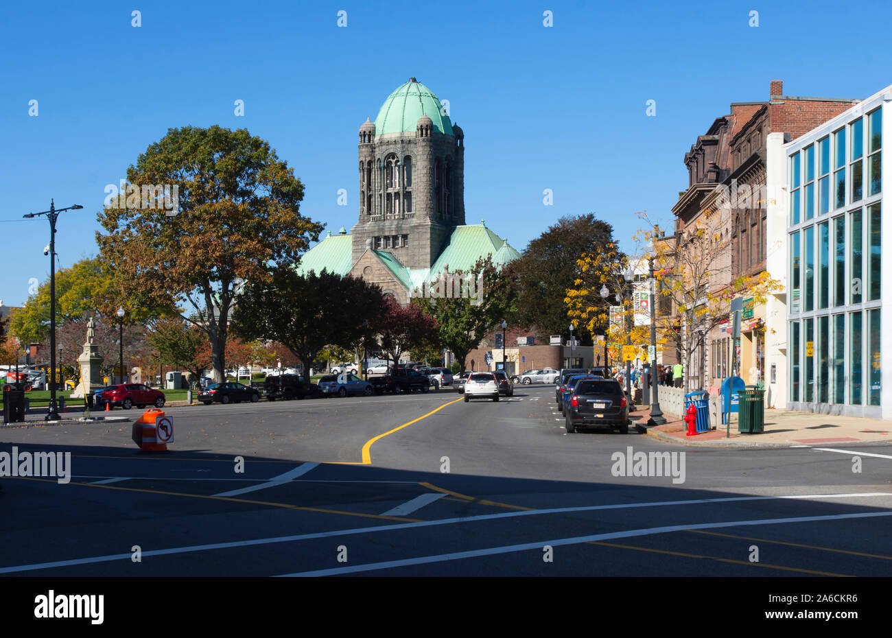 Die Innenstadt von Taunton, Massachusetts und der Bristol County Superior Court im Hintergrund. Stockfoto
