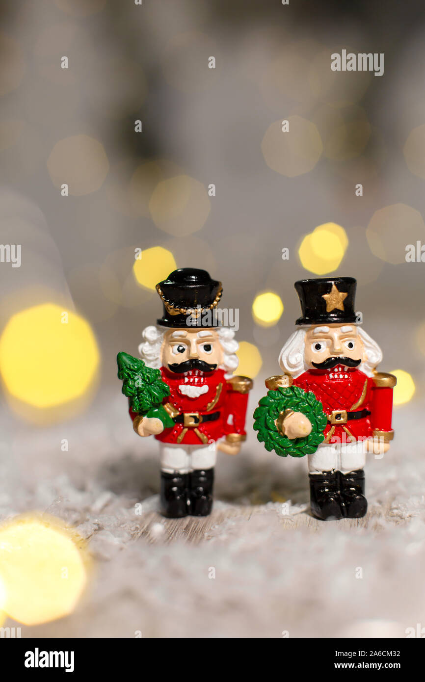 Die dekorativen Weihnachts-themed Figuren. Weihnachten Spielzeug Soldaten aus einem Nussknacker Märchen. Weihnachtsdekoration. Festliches Dekor, warme bokeh Licht Stockfoto