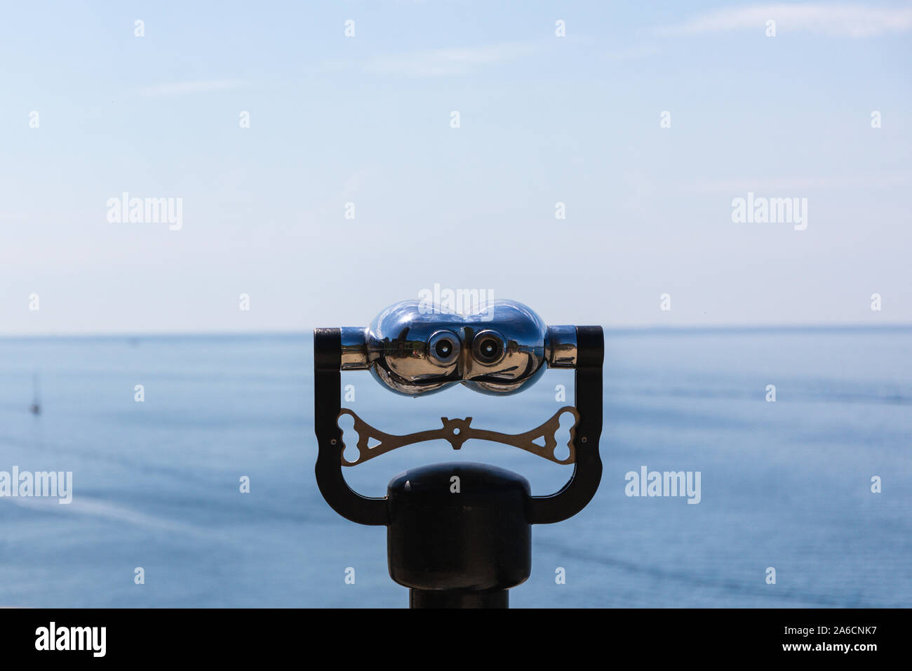 Münz-Fernglas mit Blick auf das Meer Stockfoto