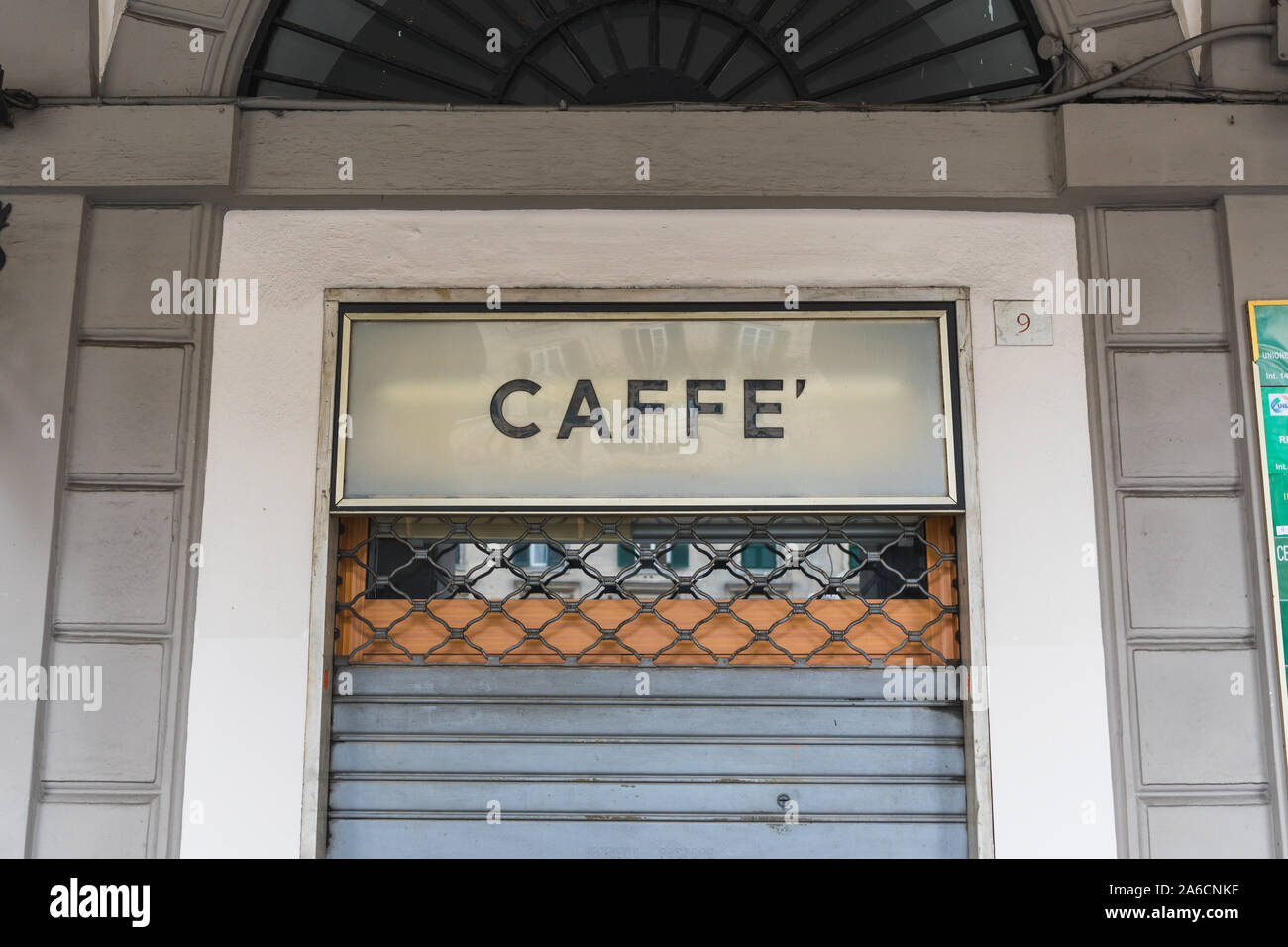 Schild "Caffe'' über eine Tür in Italien - englische Übersetzung 'Cafe' Stockfoto