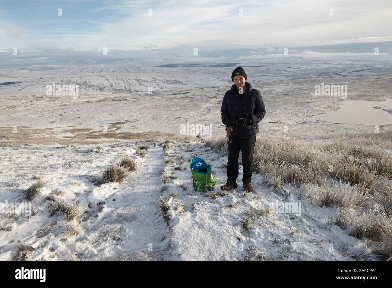 Walker auf whernside Teppichboden in Eis und Schnee mitten im Winter Yorkshire Dales Stockfoto
