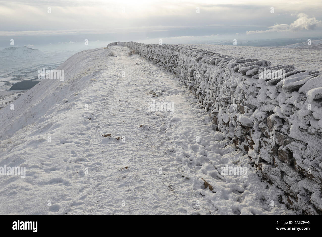 Trockenmauer in Reif auf Whernside abgedeckt in Eis und Schnee mitten im Winter Yorkshire Dales Teppichboden Stockfoto
