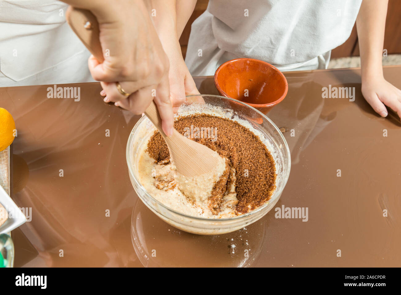 Eine Frau und ein Kind kochen eine hausgemachte Kuchen. Stockfoto