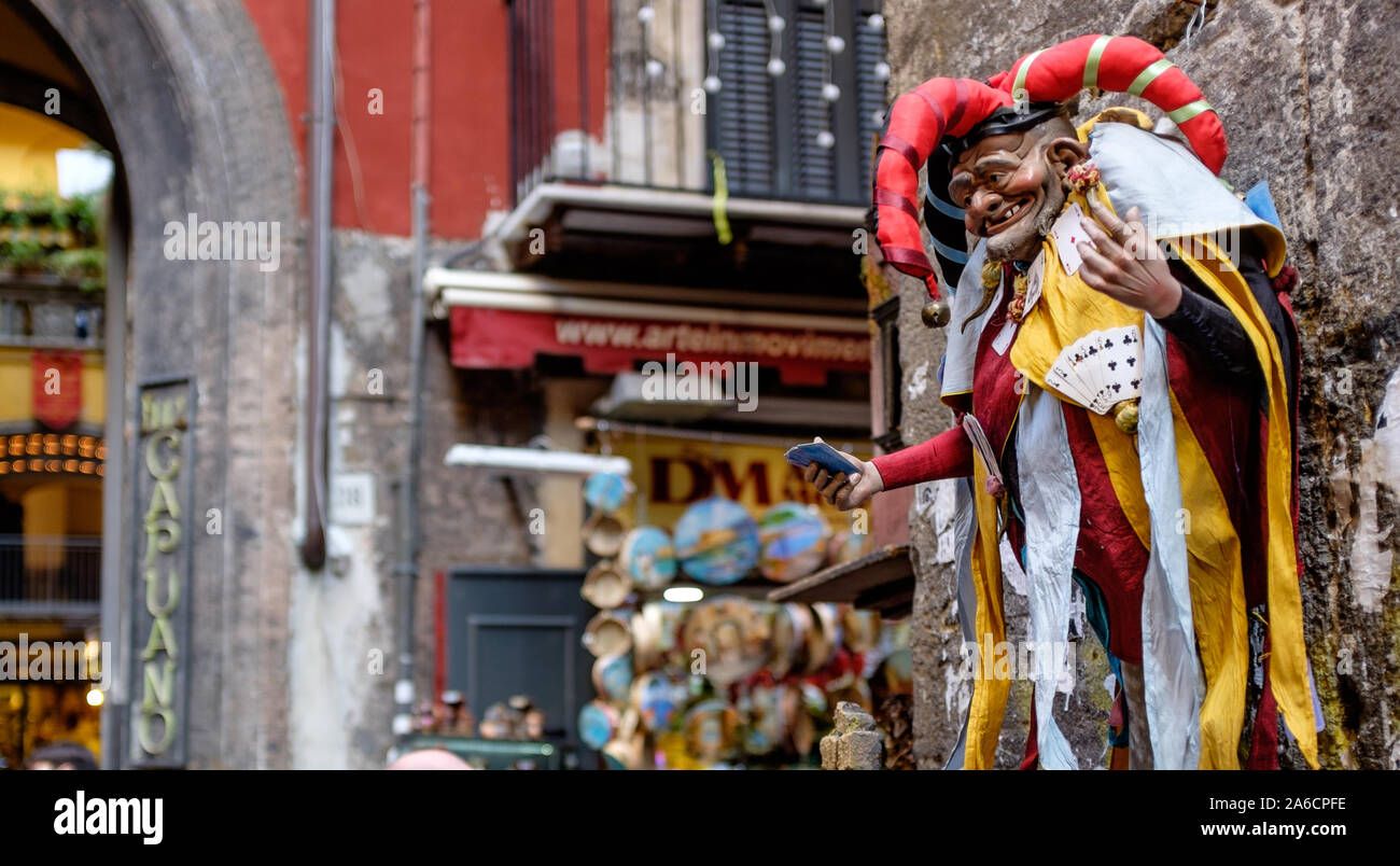 Napoli, Italien - 5. Dezember 2015: Markt in San Gregorio Armeno, wo Handwerker ihre Statuen oder kleine Objekte in die Krippe verkaufen. Stockfoto