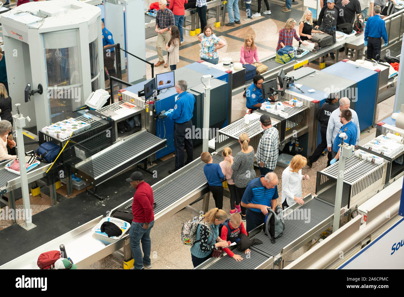 Masse der Reisenden erwarten TSA Screening am Denver International Airport. Stockfoto