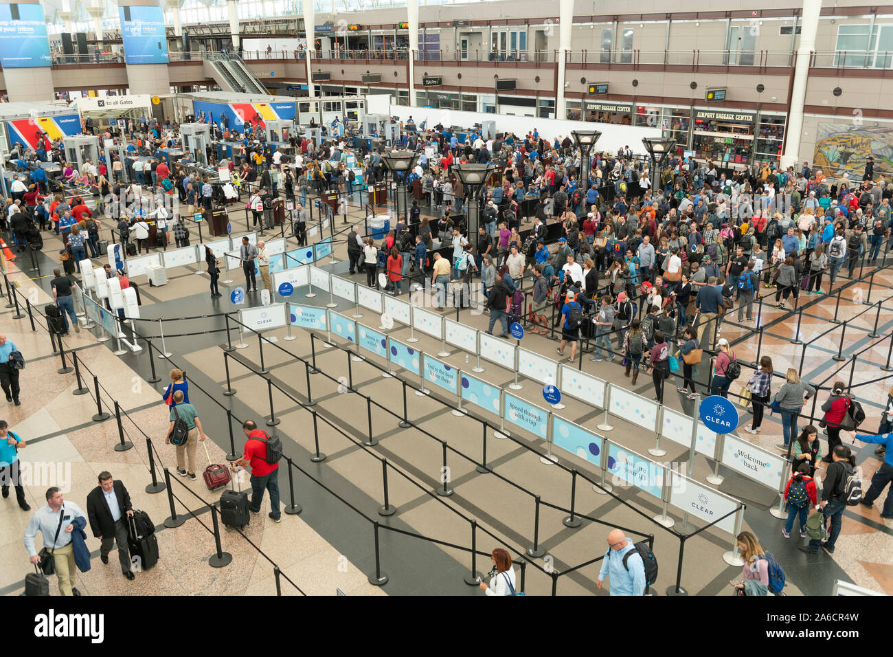 Masse der Reisenden erwarten TSA Screening am Denver International Airport. Stockfoto