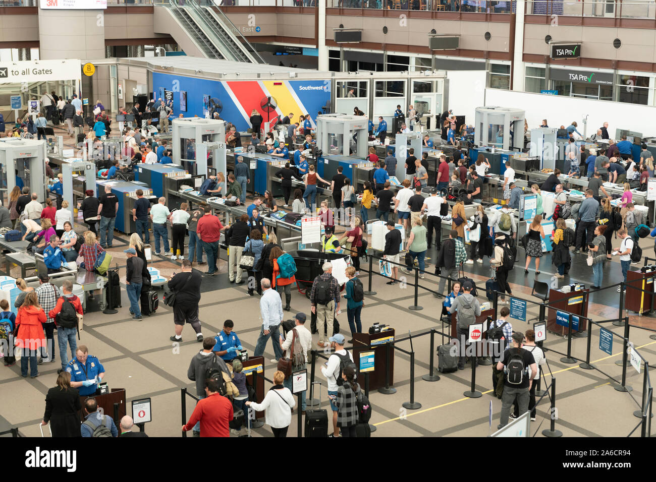 Masse der Reisenden erwarten TSA Screening am Denver International Airport. Stockfoto