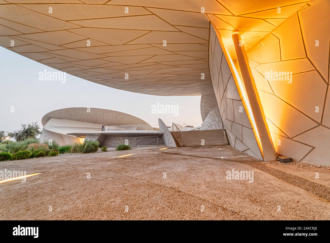 Nationalmuseum von Katar (Wüstenrose) In Doha Katar Außenansicht bei Dämmerung Stockfoto