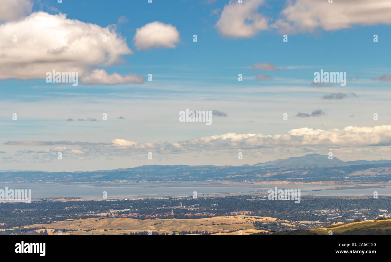 Anzeigen Palo Alto und der San Francisco Bay einschließlich der Dumbarton Bridge und der Stanford University. Stockfoto