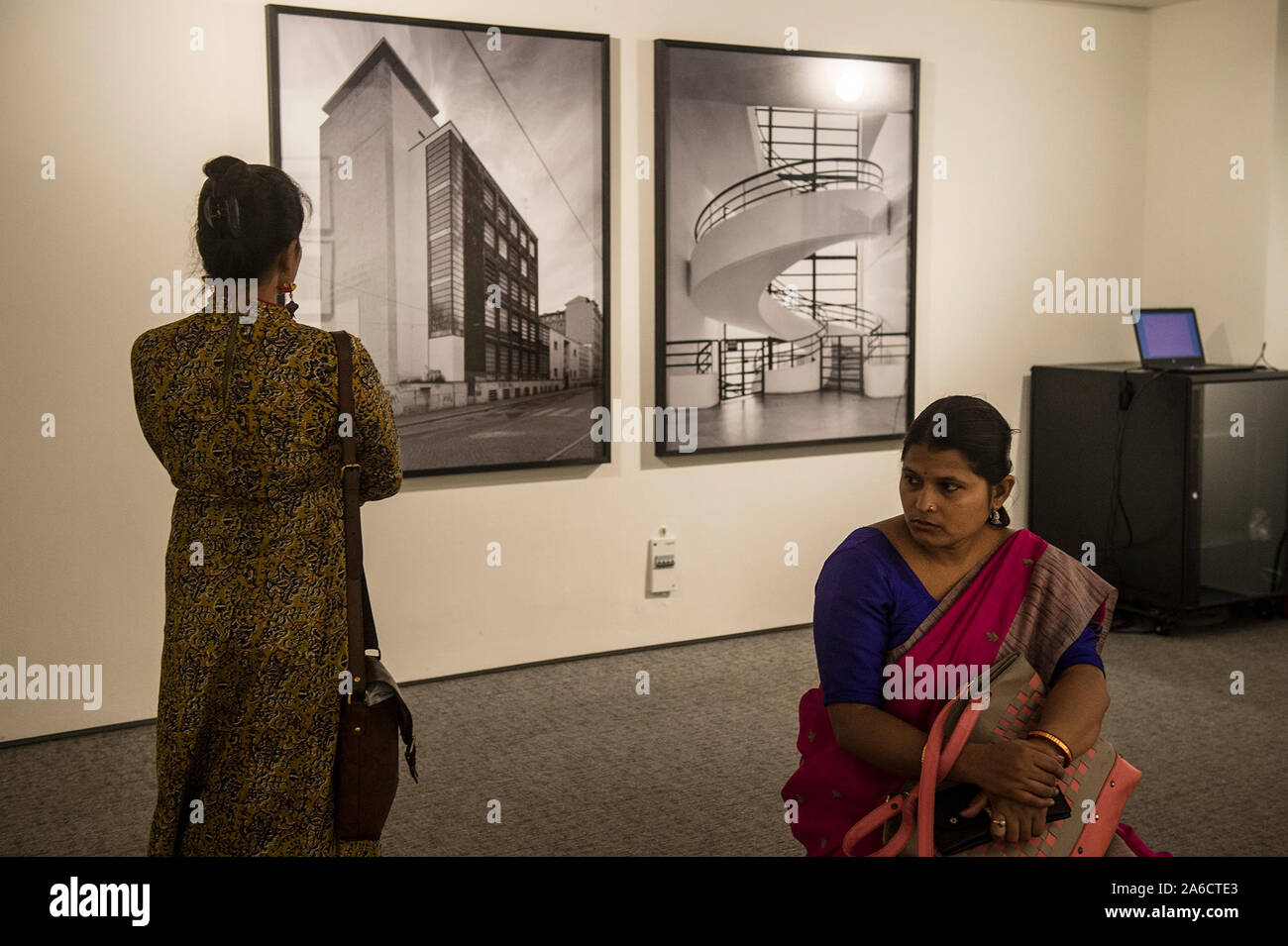 (199104) -- Kalkutta, Oktober 25, 2019 (Xinhua) - Leute sehen Fotos aus den Sammlungen von MAXXI, National Italien Museum für Kunst des 21. Jahrhunderts, während der außerordentlichen Visionen die Ausstellung 'Italien' an der Kolkata Zentrum für Kreativität in Kolkata, Indien, am Okt. 24, 2019. (Xinhua / tumpa Mondal) Stockfoto