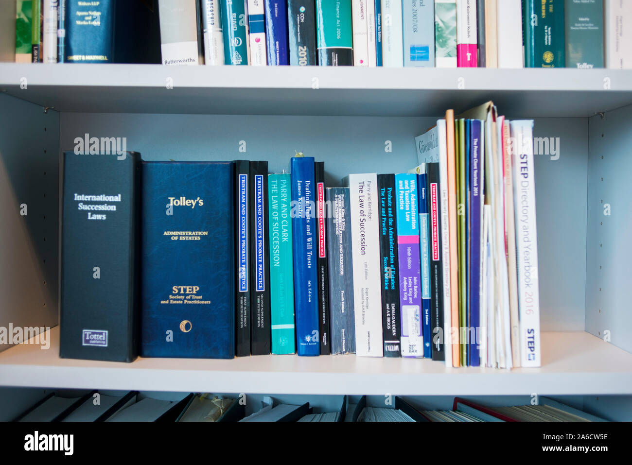Ein Bücherregal in einer Bibliothek von einer Anwaltskanzlei mit Recht Bücher Stockfoto