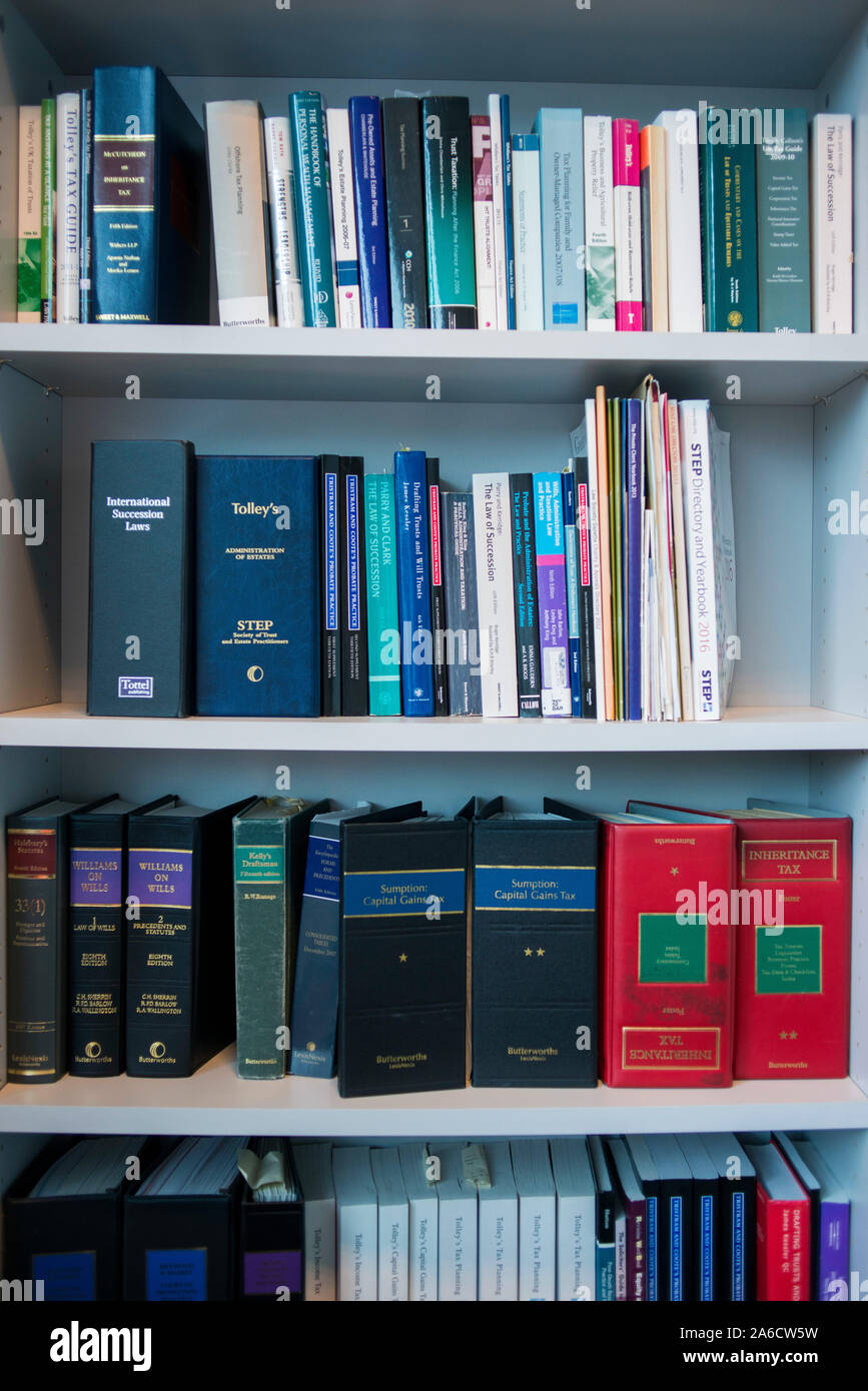 Ein Bücherregal in einer Bibliothek von einer Anwaltskanzlei mit Recht Bücher Stockfoto