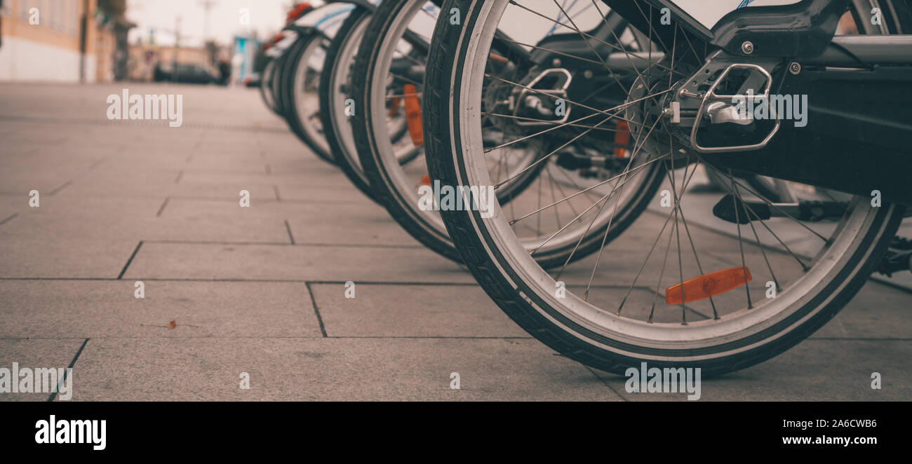 Eine Menge Fahrräder sind in der Stadt bereit zu mieten. Niemand Stockfoto