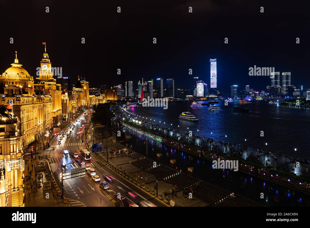 Shanghai, China - Oktober 13, 2019; Blick auf die Stadt vom Bund über den Fluss Huangpu, alte und neue Innenstadt skyline historische und moderne Gebäude Stockfoto