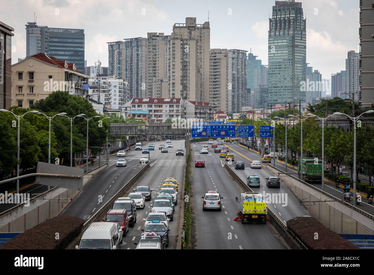 Shanghai, China - Oktober 13, 2019; Bild vom Steg getroffen auf der Kreuzung Henan S Straße und Fuxing E Blick auf Strasse Richtung Osten Verkehr mit Autos Stockfoto