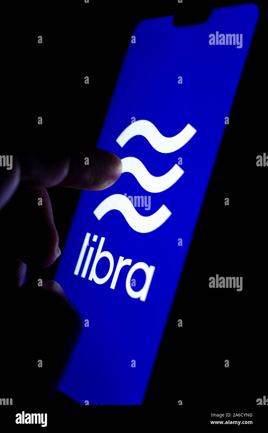 Waage digitale Währung Logo auf einem Smartphone und Finger zu berühren. Selektive konzentrieren. Konzeptionelle Foto für Facebook Waage Projekt. Stockfoto