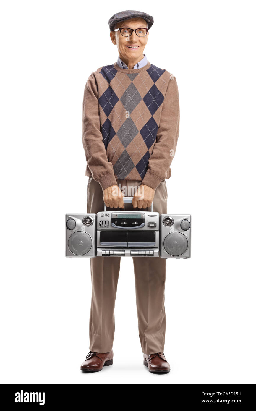 In voller Länge Porträt von einem älteren Mann und hält eine boombox Radio auf weißem Hintergrund Stockfoto
