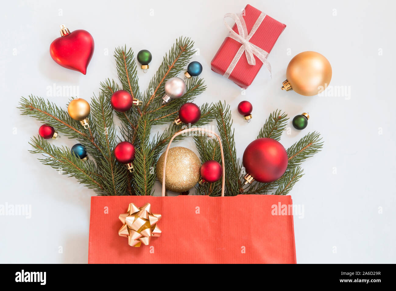Weihnachten und Neujahr Dekoration mit dem Papier Shopping Bag Stockfoto
