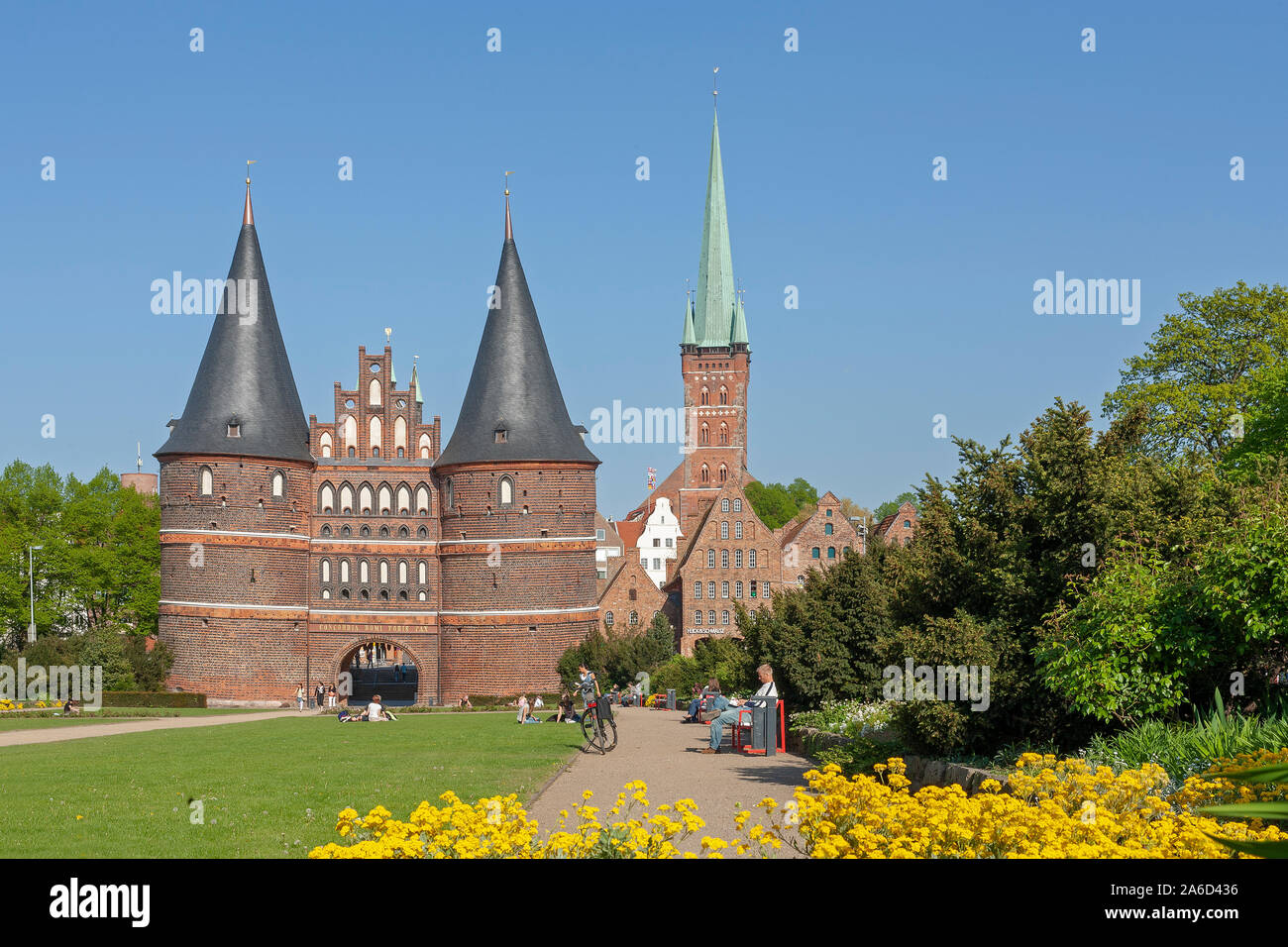 Holstentor, Kirche St. Peter und Salz speichert in Lübeck in Schleswig-Holstein. Stockfoto