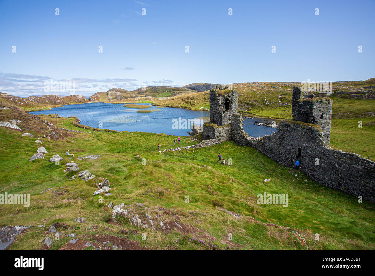 Malerische Ruinen der drei Burgen Kopf oder Dunlough Burg auf den Klippen an der nördlichen Spitze der Mizen Halbinsel. Irische Landschaften. Stockfoto