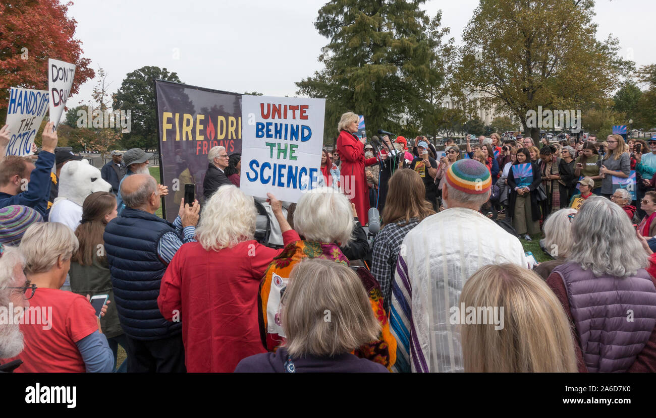 Washington, DC - Okt. 25, 2019: Schauspielerin und Aktivistin Jane Fonda laufenden Brandschutzübung Freitag Protest gegen die U.S. Capitol anspruchsvolle Regierung Maßnahmen gegen den Klimawandel und die Abhängigkeit von fossilen Brennstoffen 'beschädigt' Industrie. Schauspieler Ted Danson trat dieser Dritten wöchentlichen Demonstration. Stockfoto