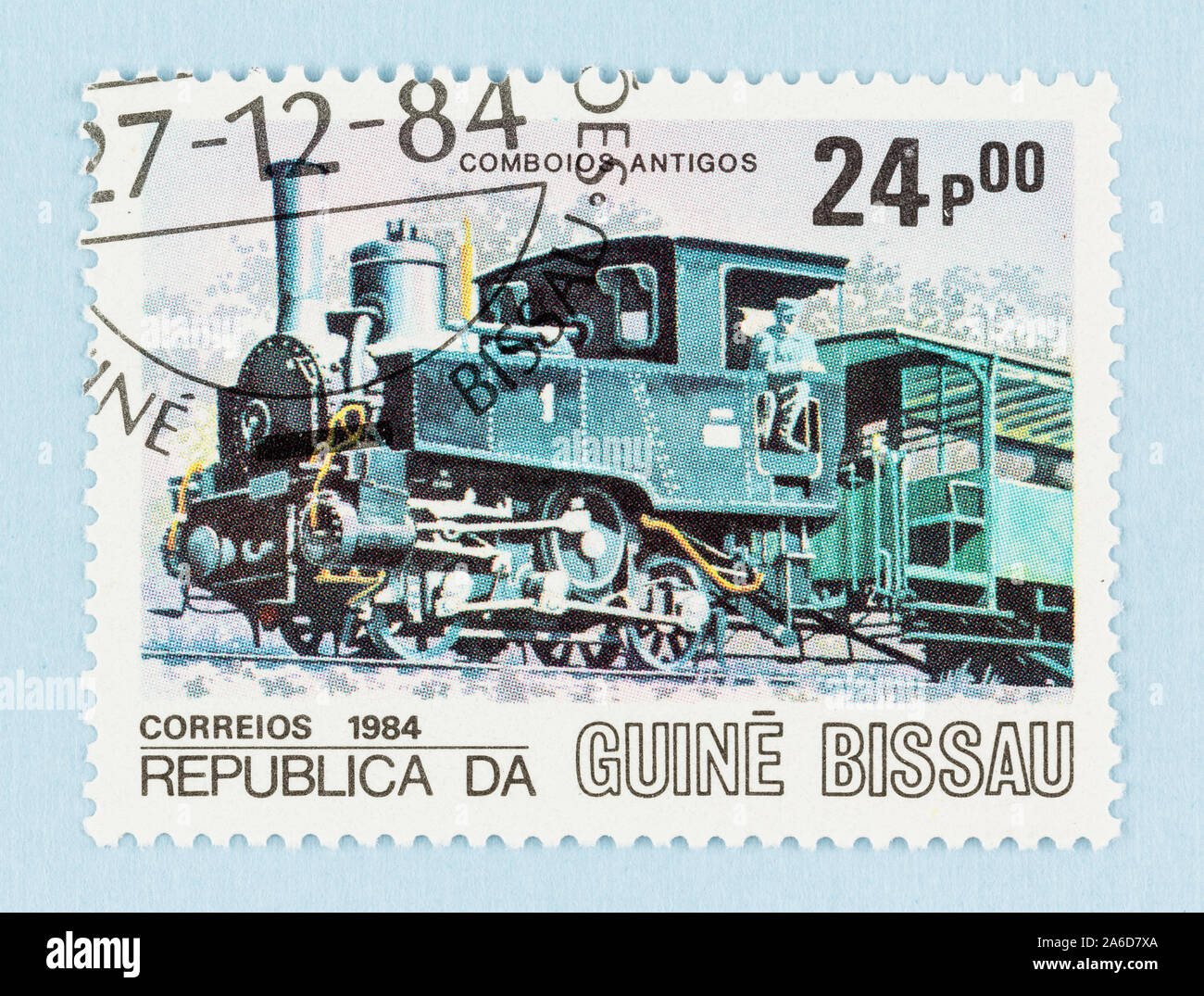 Nahaufnahme von Briefmarke aus Guinea Bissau, mit Ingenieur in der Kabine von Zug Lokomotive. Scott Nr. 623 Stockfoto