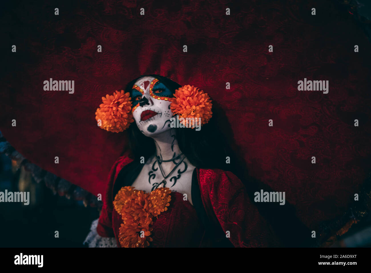 Schauspielerin in vollen Kleid und Make-up, das entspricht einem Catrina (reichen toten Frau Abbildung) für die Dia de los Muertos Feier in Mexiko Stadt. Stockfoto