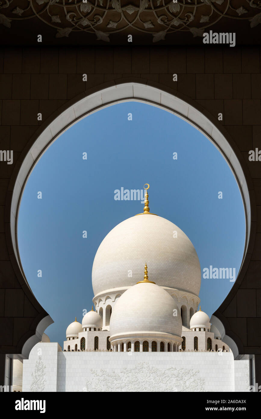 Blick auf die Kuppel im marokkanischen Stil, der größte seiner Art in der Welt mit einer Höhe von 85 Meter und 32,8 Meter im Durchmesser, der Sheikh Zayed Stockfoto
