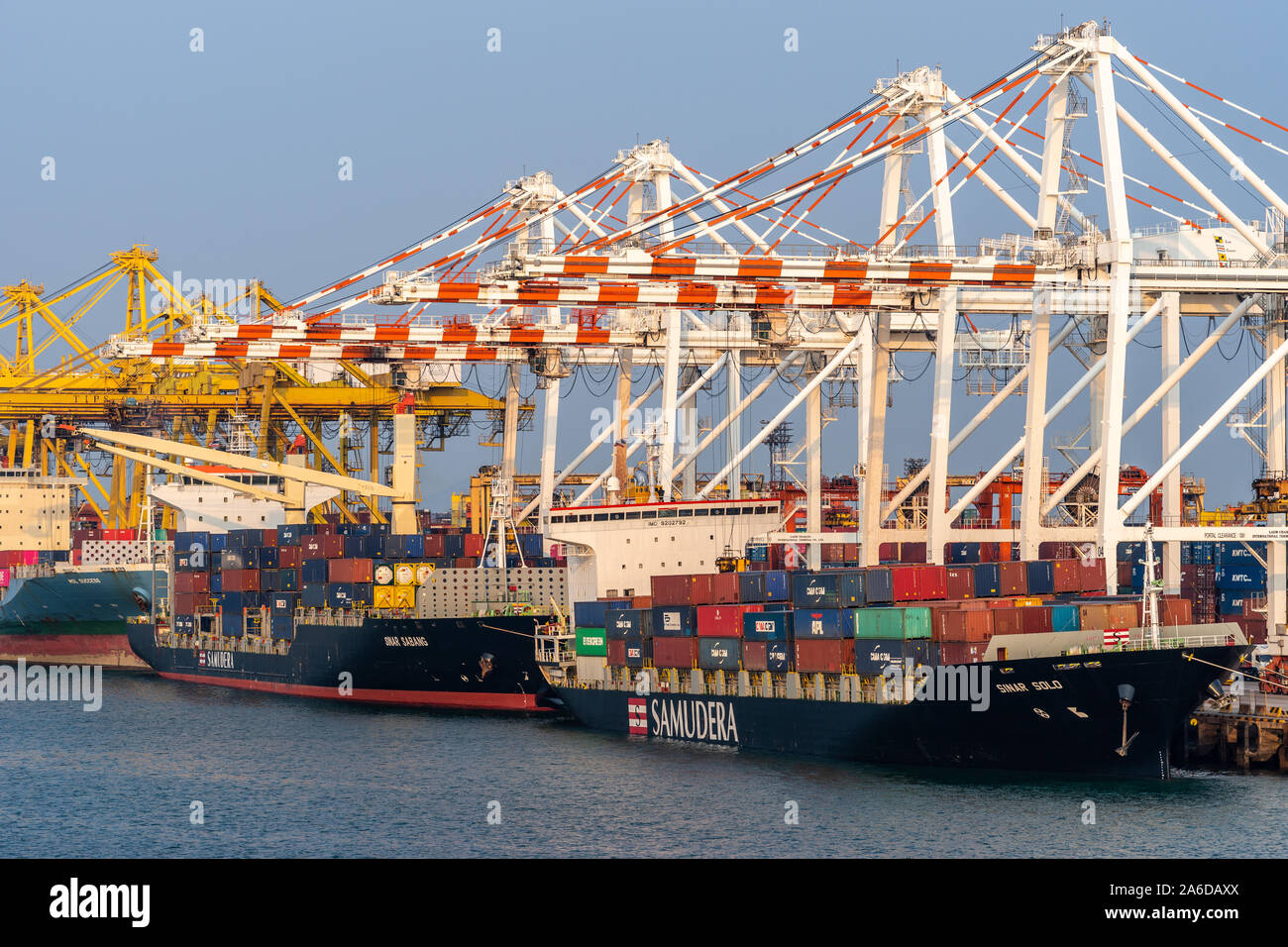Laem Chabang Seehafen, Thailand - 17. März 2019: Zwei schwarze und rote Samudera Containerschiff, Sinar Solo und Sinar Sabang, Singapur gekennzeichnet, arbeiten Stockfoto