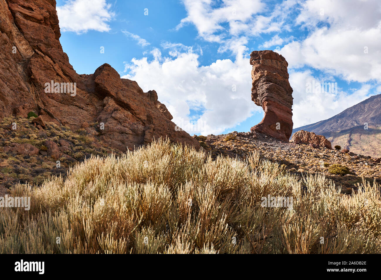 Der Roque cinchado, im Teide Nationalpark, auf Teneriffa (Kanaren, Spanien), ist eine schöne Felsformation in der Nähe des Vulkan Teide. Stockfoto