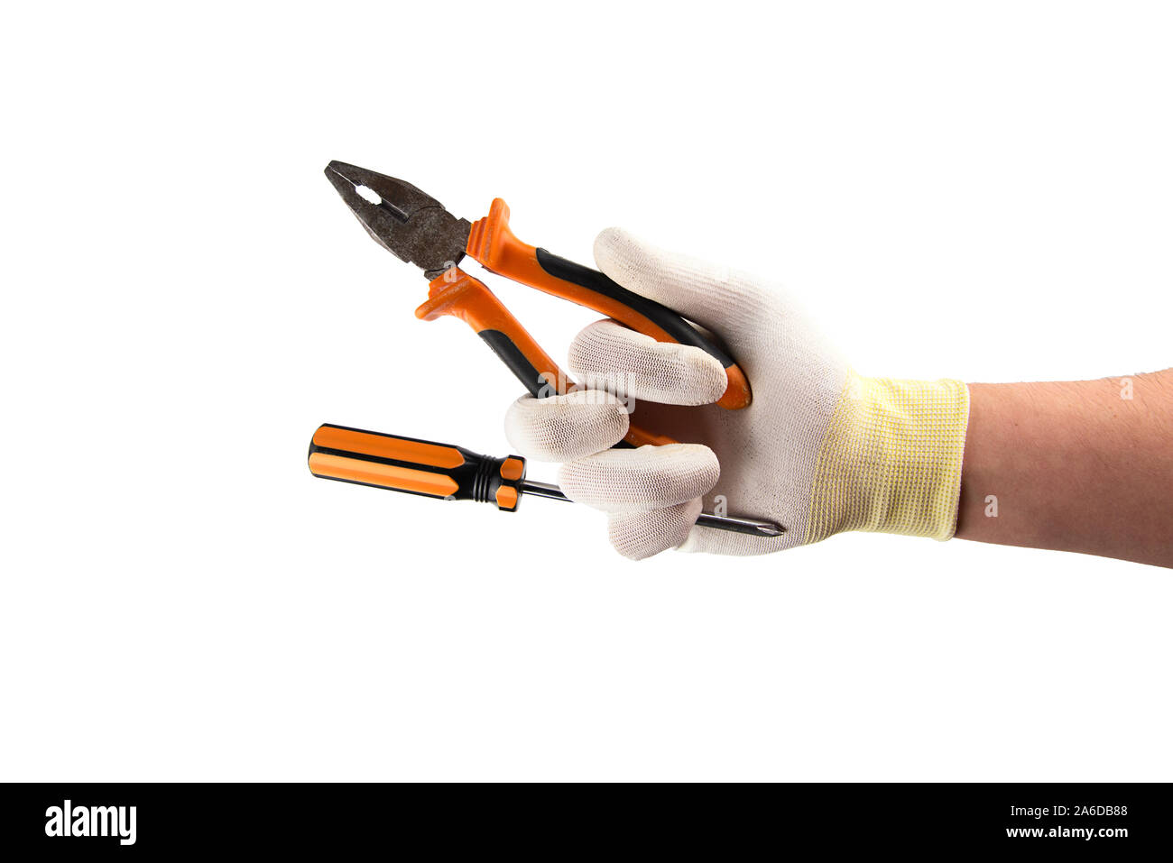 Orange Schraubendreher und einer Zange in der Hand im Handschuh auf weißem Hintergrund Stockfoto