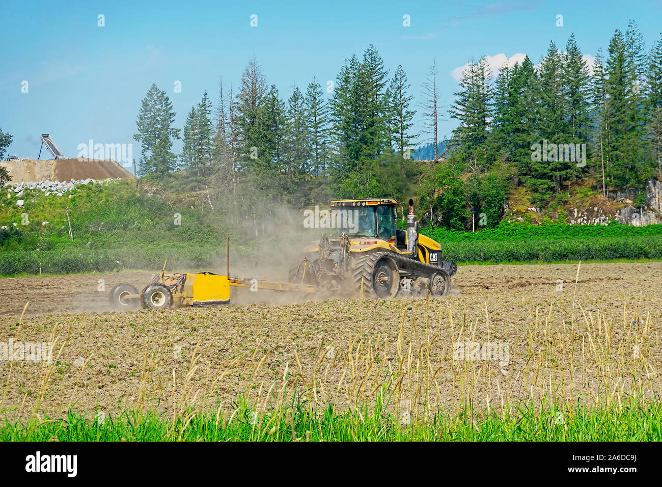 Ein Bauer sein Feld pflügen in Pitt Meadows, B.C., Kanada Stockfoto
