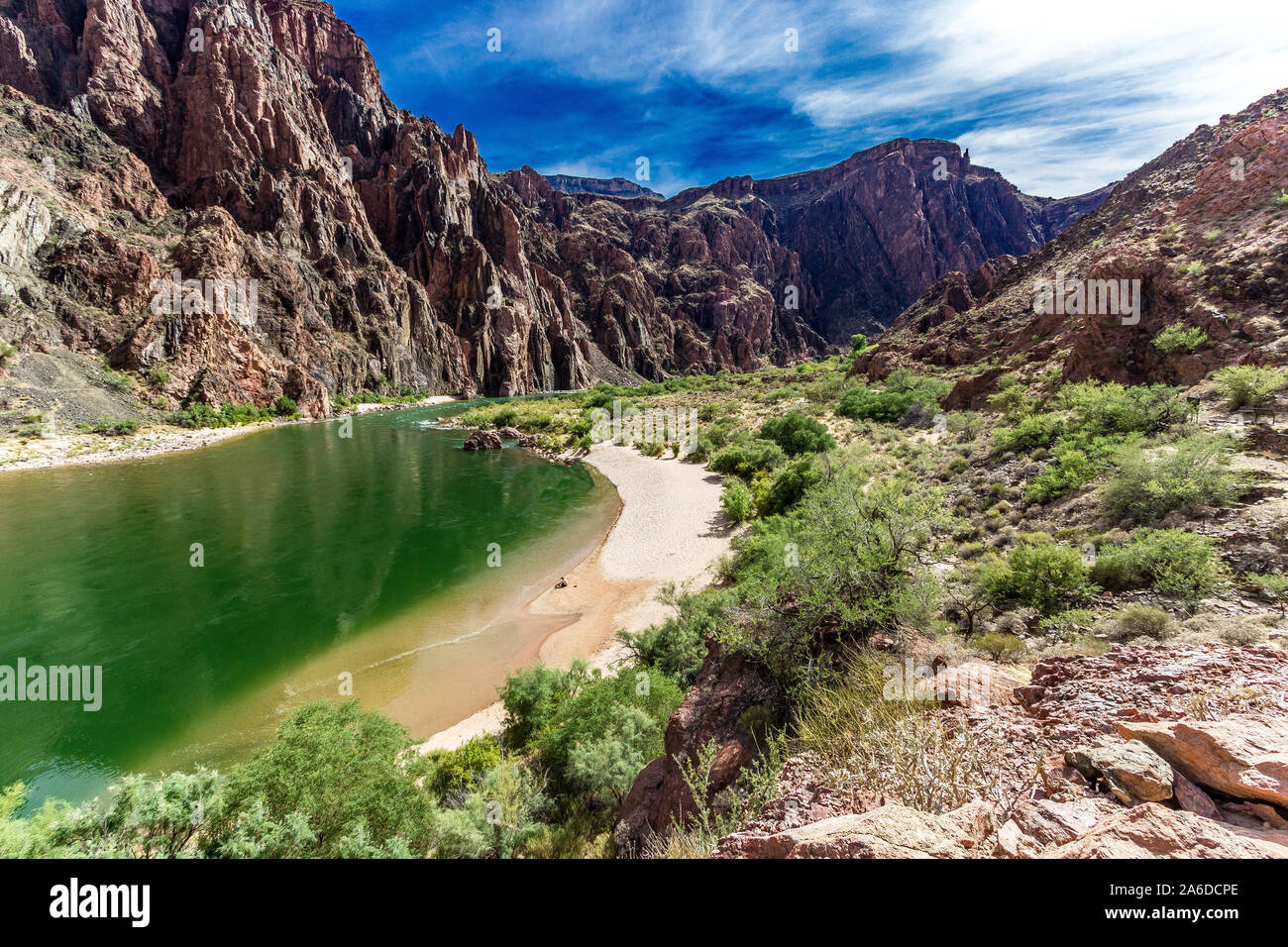 Sparren auf dem Colorado River im Grand Canyon in der Nähe von Phantom Ranch von schönen Klippe unter blauem Himmel umgeben Stockfoto