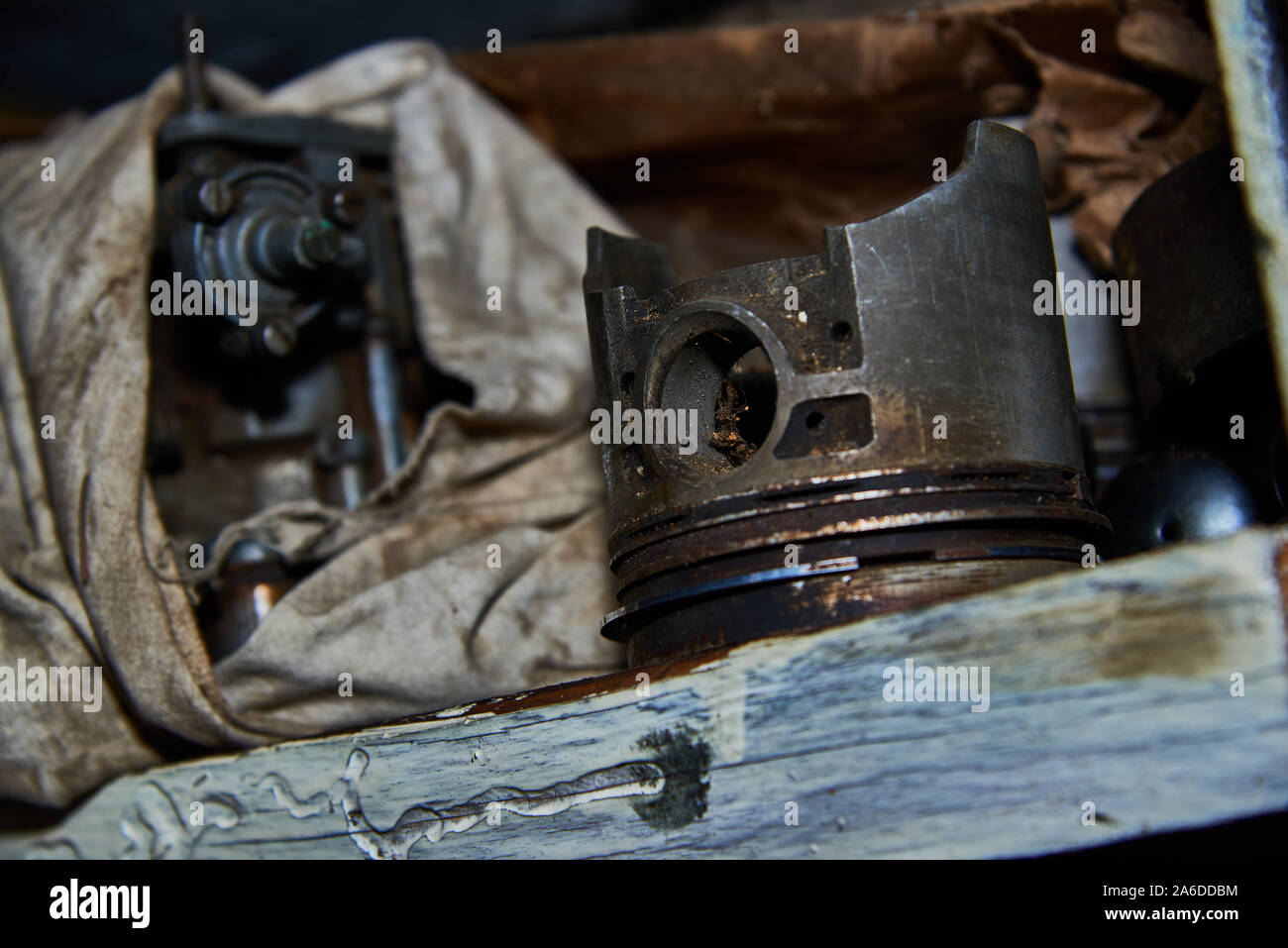 Alte Kolben auf dem Regal in der Garage in Russland Stockfoto