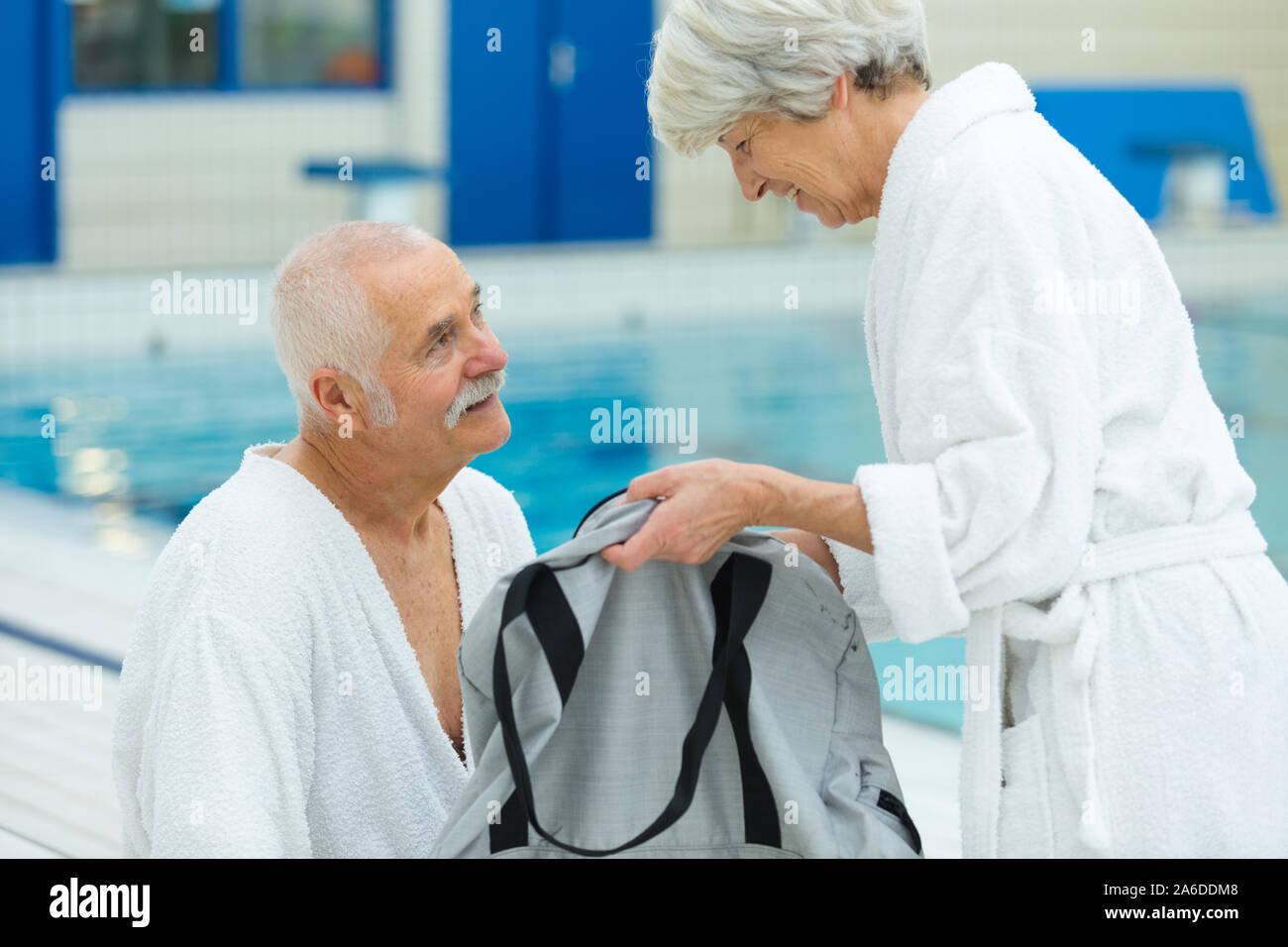 Senior Paar durch Swimming-pool Stockfoto