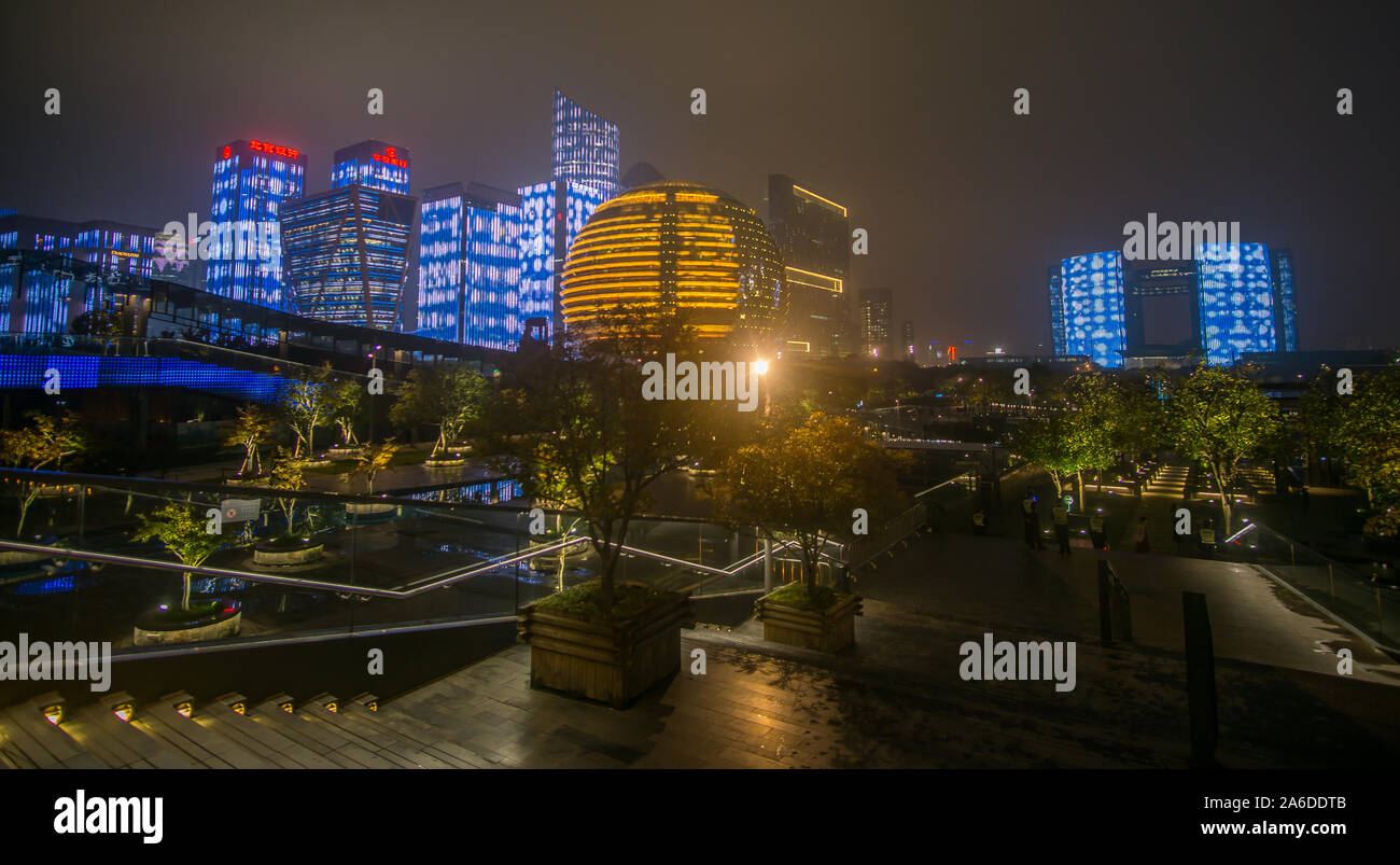 Show zu Fuß rund um den Business Bereich in Hangzhou city während ihrer erstaunlichen Lichter, die die gesamte Innenstadt lebendig! Stockfoto
