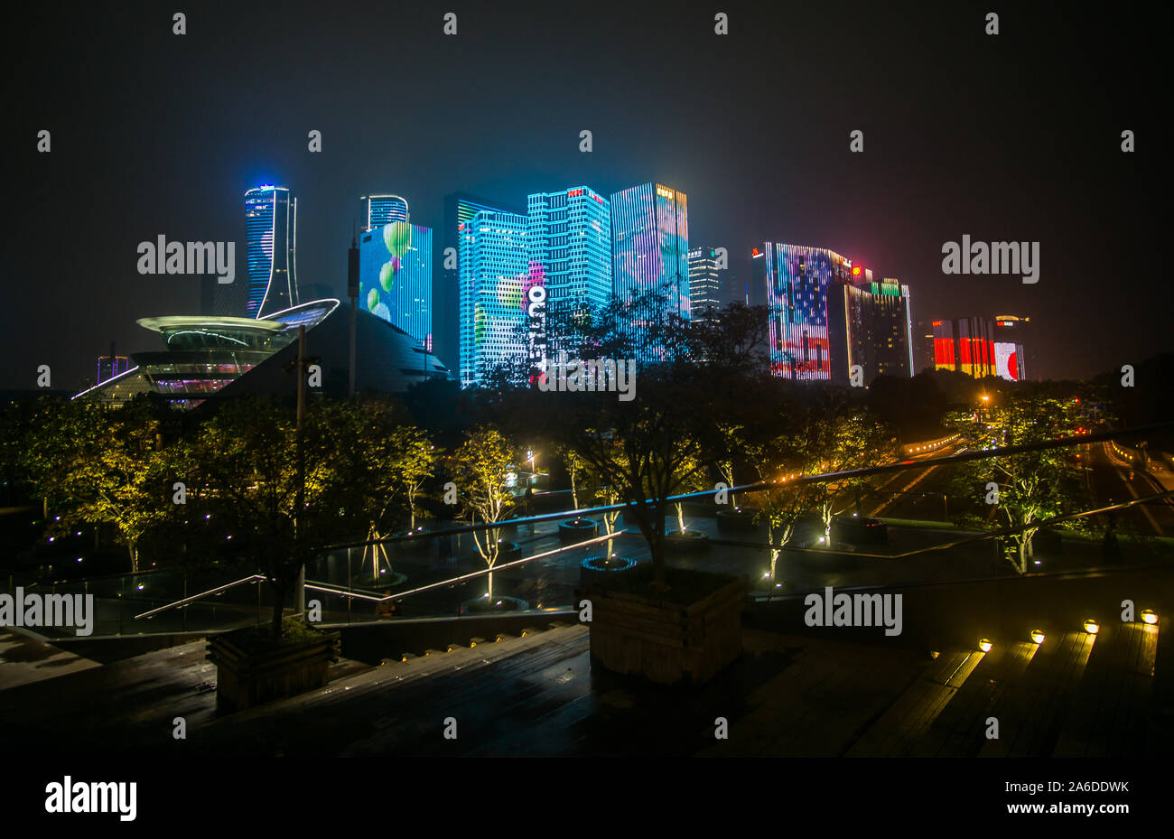 Show zu Fuß rund um den Business Bereich in Hangzhou city während ihrer erstaunlichen Lichter, die die gesamte Innenstadt lebendig! Stockfoto